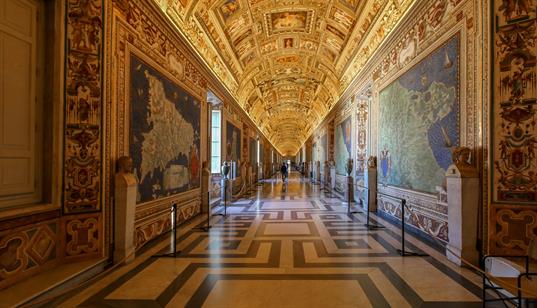 Die Galerie der Landkarten ist für uns "Seefahrer" eine der interessantesten Abteilungen im gigantischen Museum. In einem 120 Meter langem Raum sieht man an den Wänden 40 große Landkarten verschiedener Regionen Italiens. Die Karten stammen aus dem 16. Jahrhundert und man könnte sie beinahe für eine Seereise um Italien herum verwenden …